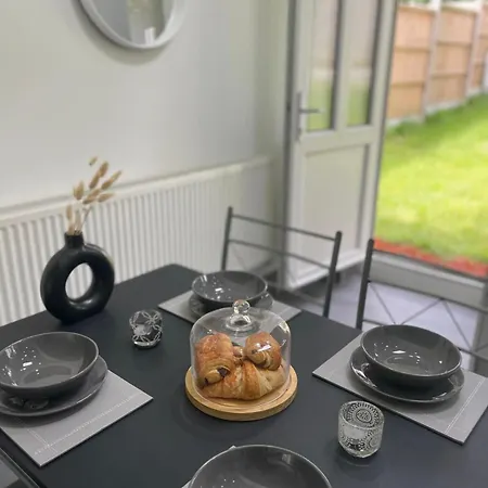 Private Two Bedroom Deluxe Apartment Leicester With Large Garden And Free Parking Exterior photo